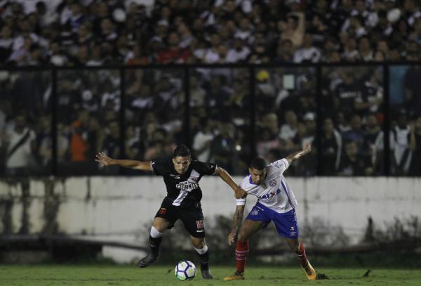 Andrey supera a marcação baiana em São Januário