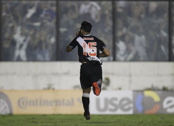 Andrey beija a cruz de malta após marca o gol