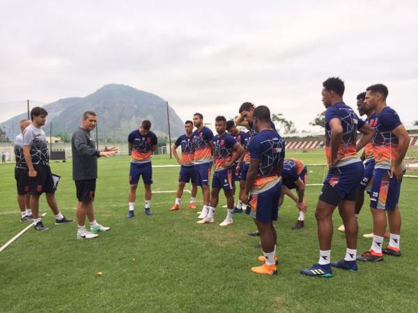 Jorginho conversa com os atletas em Vargem Pequena