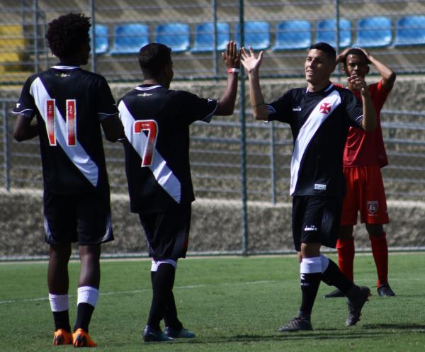 Brendon comemora gol com os companheiros de equipe