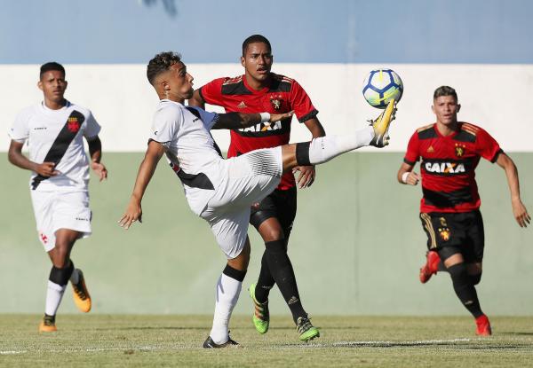 Hugo Borges disputa bola com jogador do Sport