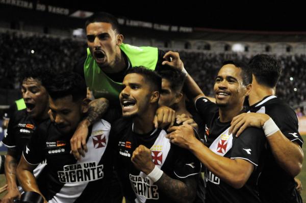 Jogadores do Vasco comemoram gol de Ríos