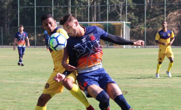 Bruno Cosendey ganha disputa de bola na partida
