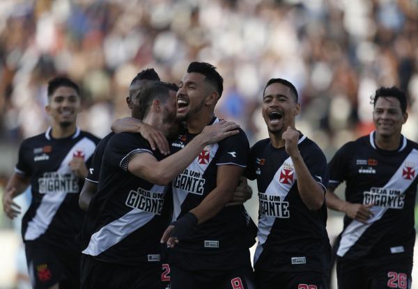 Andrés Ríos é abraçado pelos companheiros após marcar