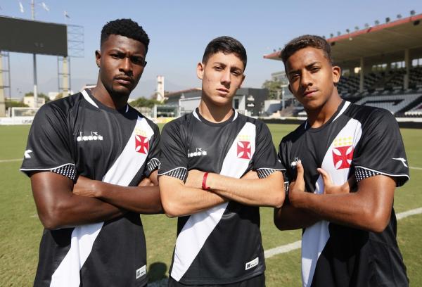 Germano, Roger e Vinícius posam para foto no gramado de São Januário