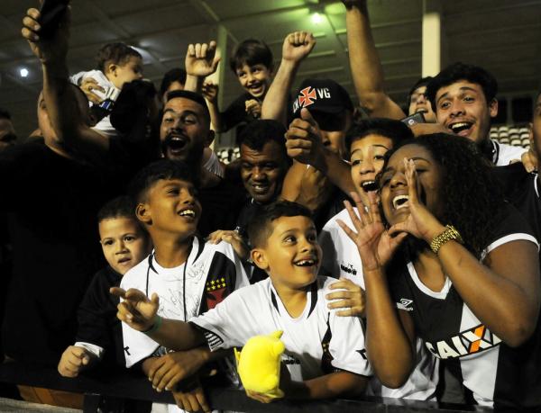 Otávio no meio de outros torcedores na comemoração da vitória do Vasco