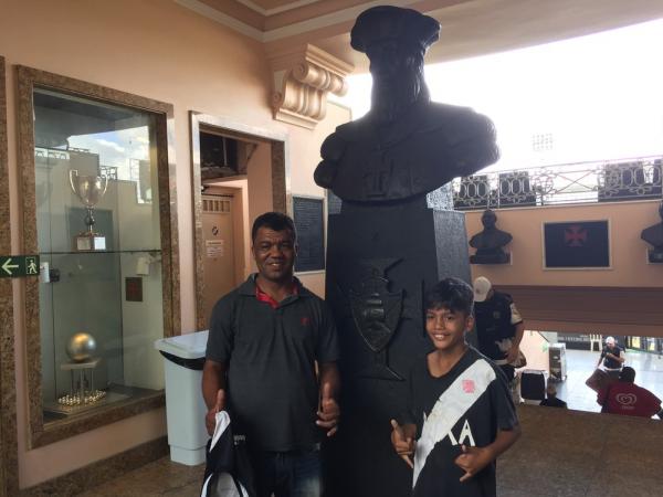 Otávio ao lado do pai em São Januário