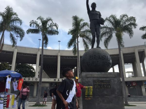 Otávio na visita ao Maracanã em frente à estátua do Bellini, ídolo do Vasco