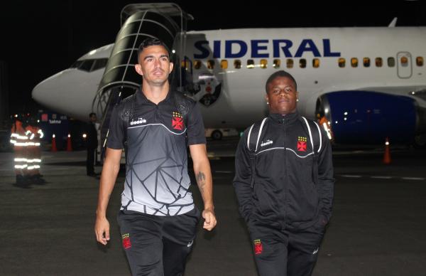 Raul e Lucas Santos durante chegada em Quito