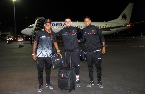 Thiago Galhardo posa com os garotos Luan e Marrony