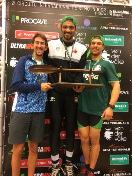 Matheus posa com o troféu do Row to in