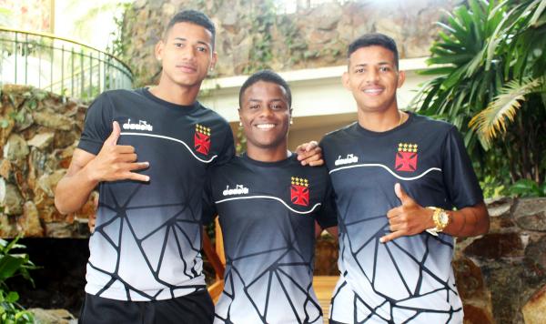 Marrony, Lucas Santos e Luan posam juntos no Equador