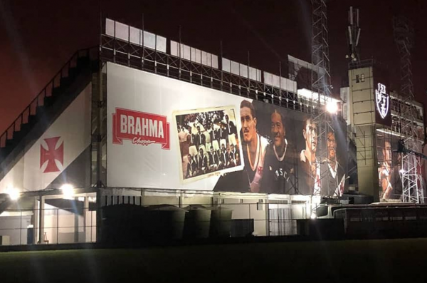 Parceria com cervejaria possibilitou colocação de painéis em São Januário com imagens de grandes ídolos