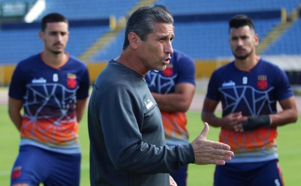 Jorginho orienta jogadores durante treino do Vasco