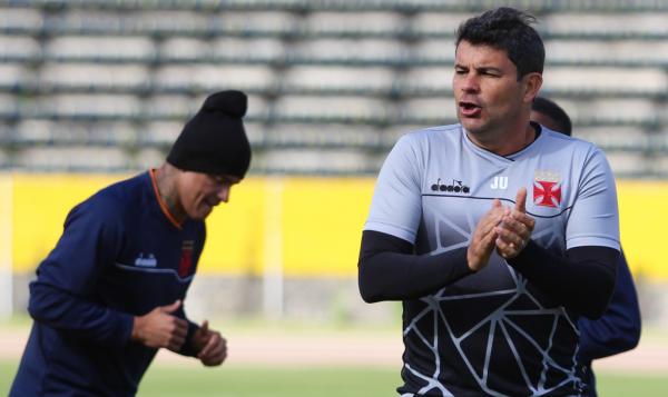 Preparador físico Joelton Urtiga comanda atividade no Atahualpa