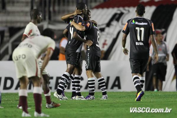 Dedé deu show diante do Universitario (PER) em 2011