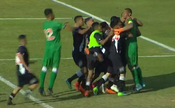 Jogadores vascaínos comemorando a classificação