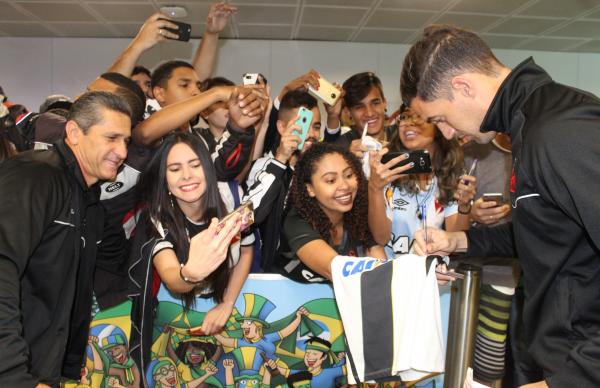 Jorginho e Martín Silva atendem torcida no desembarque