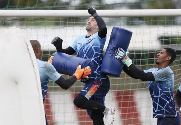 Martín Silva durante treino do Vasco com garotos