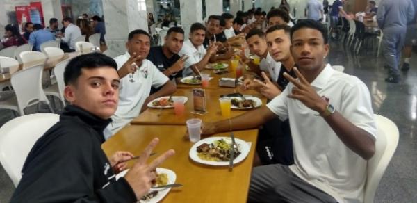 Jogadores de Vasco e Fluminense confraternizam durante almoço