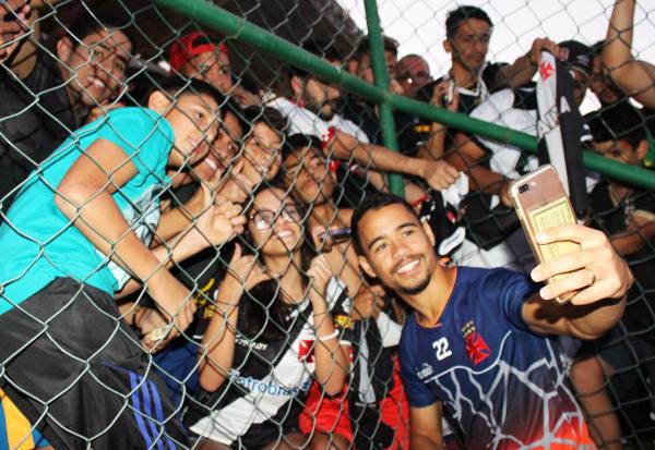 Yago Pikachu atende torcedores após o treino