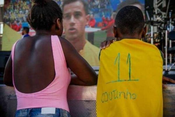 Wallace com camisa improvisada de Philippe Coutinho. Imagem viralizou nas redes sociais