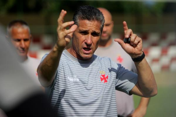 Jorginho, técnico do Vasco, tem quatro reforços para o jogo contra o Corinthians