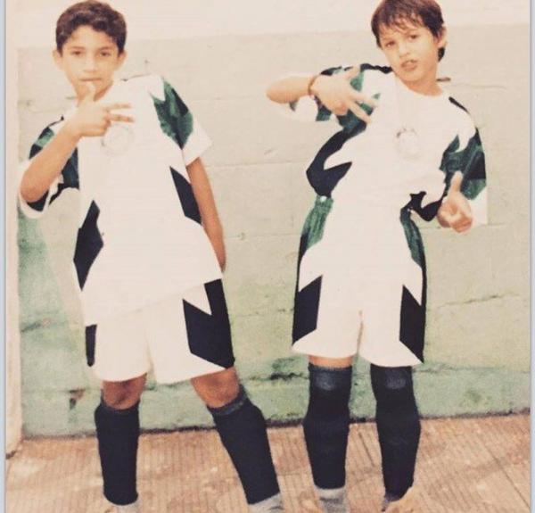 Ainda crianças, Andrey e Mateus Vital na época do futsal