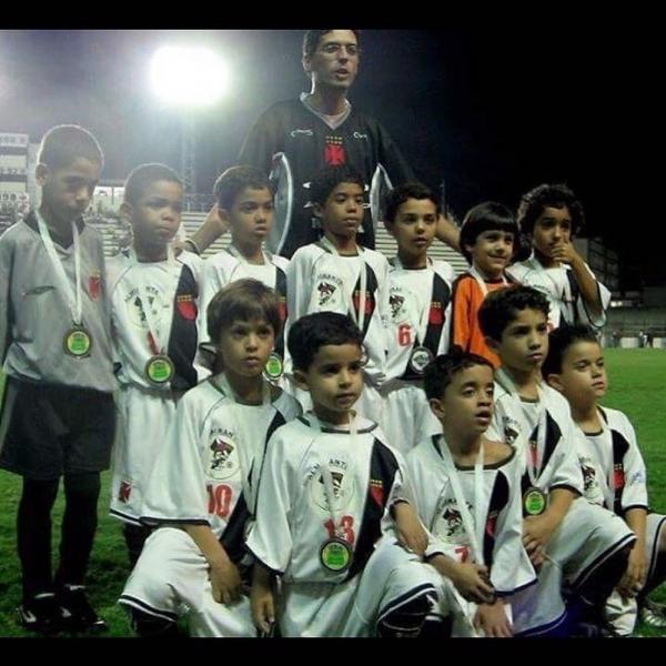 Andrey (segundo da direita para esquerda, agachado) e Mateus Vital (camisa 10)