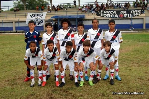 Andrey (em pé, segundo da esquerda para direita) e Mateus Vital (embaixo, segundo da direita para esquerda)