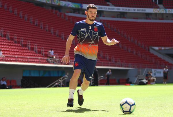 Luiz Gustavo em ação durante treinamento