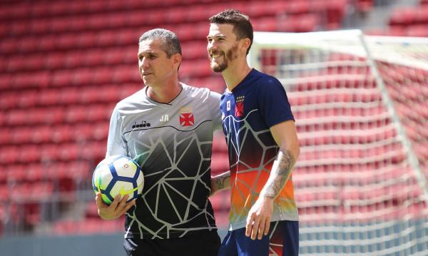 Jorginho orienta o jogador durante treino do time