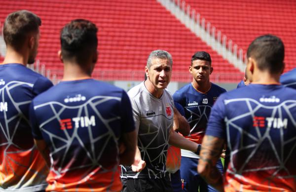 Jorginho conversa com os jogadores no Mané Garrincha