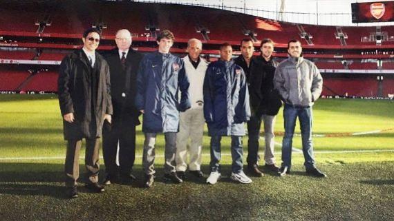 Luiz Gustavo (3º esq p/ dir) no Emirates Stadium