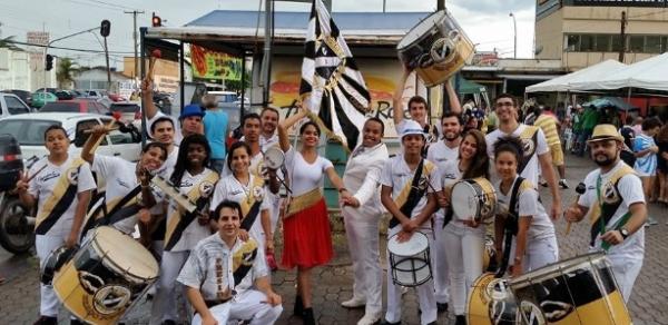 Componentes do G.R.E.S Gigante da Colina, de Brasília: homenagem ao Vasco