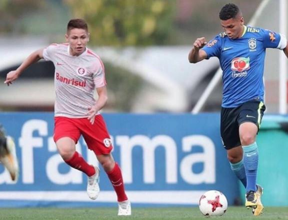 Clisman, com a camisa do Inter, enfrentando o ex-vascaíno Paulinho