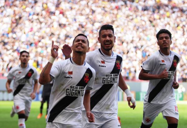 Pikachu comemora gol marcado no Mané Garrincha