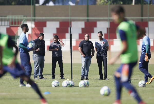 Coordenador e gerente da captação observam o treindo da equipe sub-20