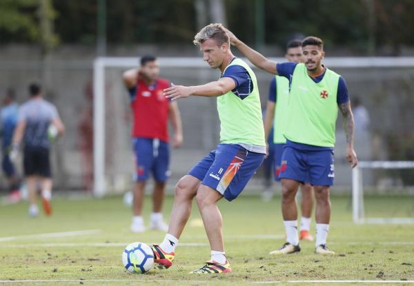 Maxi López durante atividade no CT das Vargens