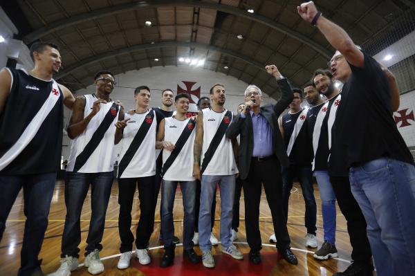 ice-Presidente de Quadra e Salão Jorge Veríssimo puxou o Casaca com o novo elenco