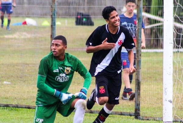 Lessa marcou o primeiro do Vasco no duelo