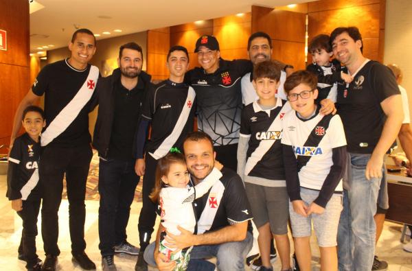 Sócios posam com o meio-campo Giovanni Augusto