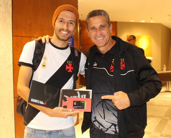 Jorginho entrega carteirinha para novo Gigante