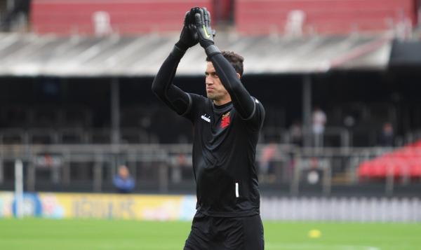 Martín Silva saúda torcida em aquecimento no Morumbi