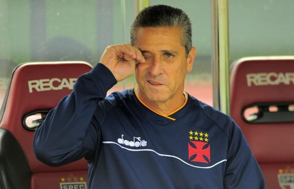 Jorginho sofre com críticas da torcida, mas ainda goza de prestígio com Campello