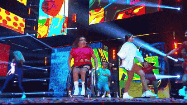 Anitta dançando com balé inclusivo e Camille Rodrigues no Prêmio Multishow