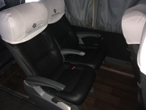 Espaçamento entre as poltronas de couro