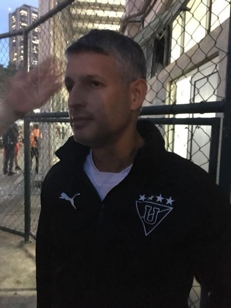 Diretor de futebol da LDU fala com a imprensa no Brasil