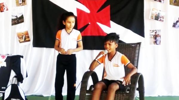 Em mais um dia de estrela, Otávio responde perguntas de colegas da escola