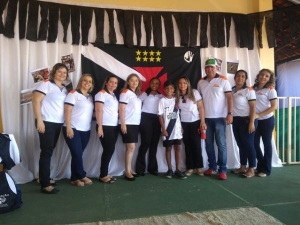 Otávio recebe homenagem na escola após ter sonho realizado